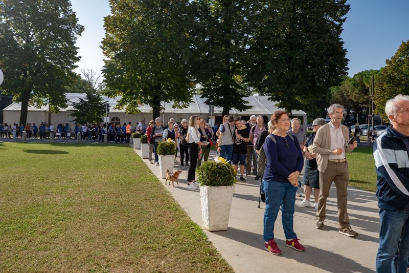 Afflusso continuo di pellegrini (foto di giovedì 12 ottobre postata su Facebook da Gianna Isoldo) - L'urna di San Pio X nel Santuario delle Cendrole a Riese