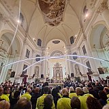 L'ultimo saluto a san Pio X lo hanno dato loro, i volontari di Riese, riuniti domenica sera attorno alle spoglie del loro santo per un momento di preghiera e ringraziamento insieme al vescovo, al parroco e al sindaco. Finita la celebrazione eucaristica presieduta dal cardinale Parolin, e accolti anche gli ultimi pellegrini, &egrave; stata la volta di un momento tutto per loro, che hanno saputo essere una perfetta "macchina organizzativa" perch&eacute; sono prima di tutto una comunit&agrave;. E questo lo hanno colto anche le migliaia di pellegrini che sono arrivati a Riese in questi giorni. - L'urna di San Pio X nel Santuario delle Cendrole a Riese