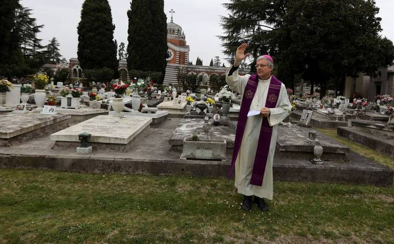 La preghiera del vescovo Michele in cimitero