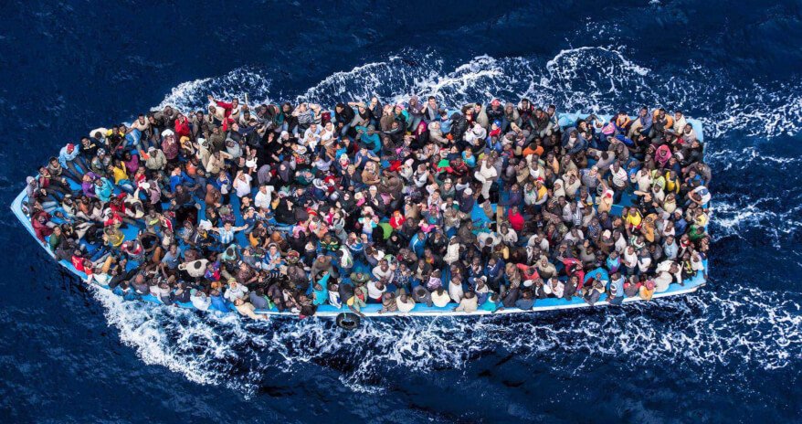 Migranti, dalla paura all'accoglienza