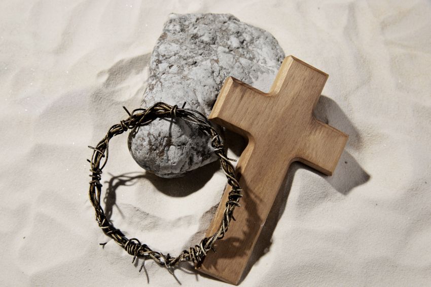 quaresima lent wooden cross crown thorns 