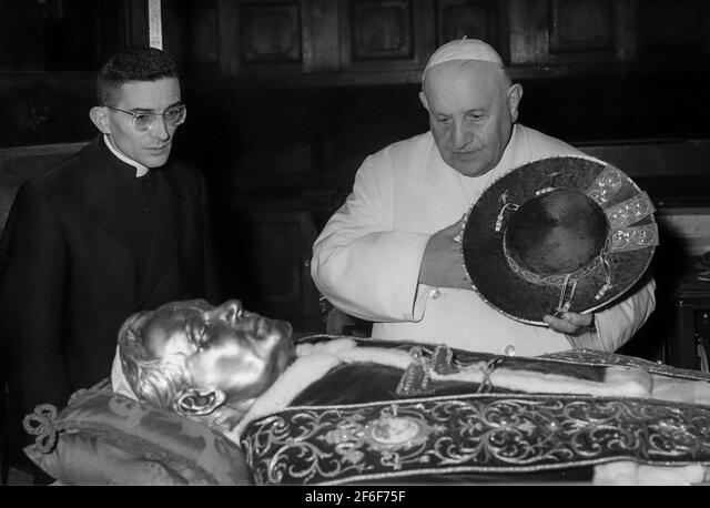 Giovanni xxiii davanti al corpo di pio x con maschera d argento ai san pietro nel 1959