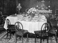 Pio X pranzava sempre in compagnia. Aveva un tavolo a parte, un pò rialzato da quello degli ospiti. Di solito le persone invitate a cena erano famigliari e uno/due cardinali.