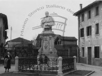 Busto marmoreo a S. Pio X nel piazzale di fronte alla casa natale a Riese (anni '50/'60)