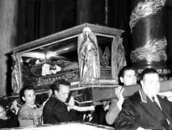 L'urna con il corpo di San PIo X viene portato a spalla attraverso la navata centrale della Basilica Santa Maria Maggiore il 30 maggio 1954.