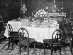 Pio X pranzava sempre in compagnia. Aveva un tavolo a parte, un pò rialzato da quello degli ospiti. Di solito le persone invitate a cena erano famigliari e uno/due cardinali.