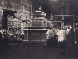 Il catafalco messo nella Cappella Sistina durante la celebrazione della Messa funebre per l'anima del defunto Pio X.